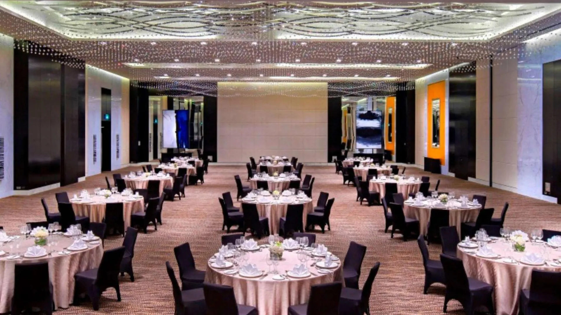 Hotel Sofitel Abu Dhabi Corniche 5*,
